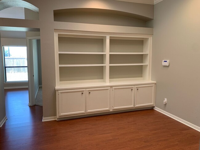 Foto del edificio - AVAILABLE FOR AUGUST PRE-LEASE! Lovely Sin...