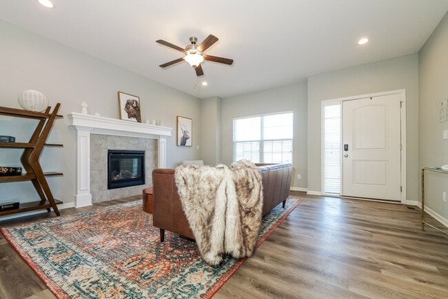 Building Photo - Fantastic 4bd/3ba home! Coming soon!