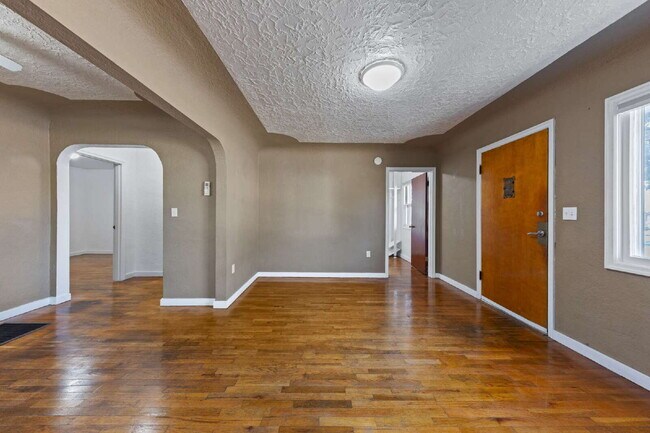 Foto del edificio - MOVE IN SPECIALCharming 2 bedroom duplex