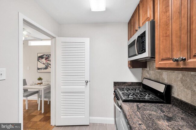 Foto del edificio - 2401 H St NW
