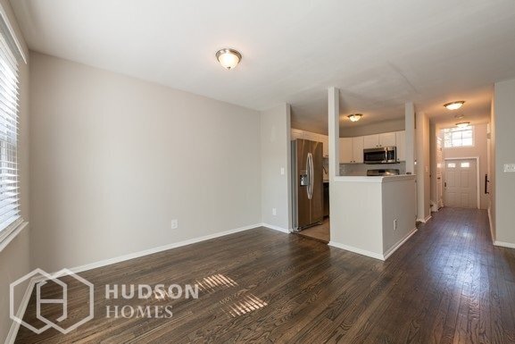 Building Photo - 135 Tulip Ln