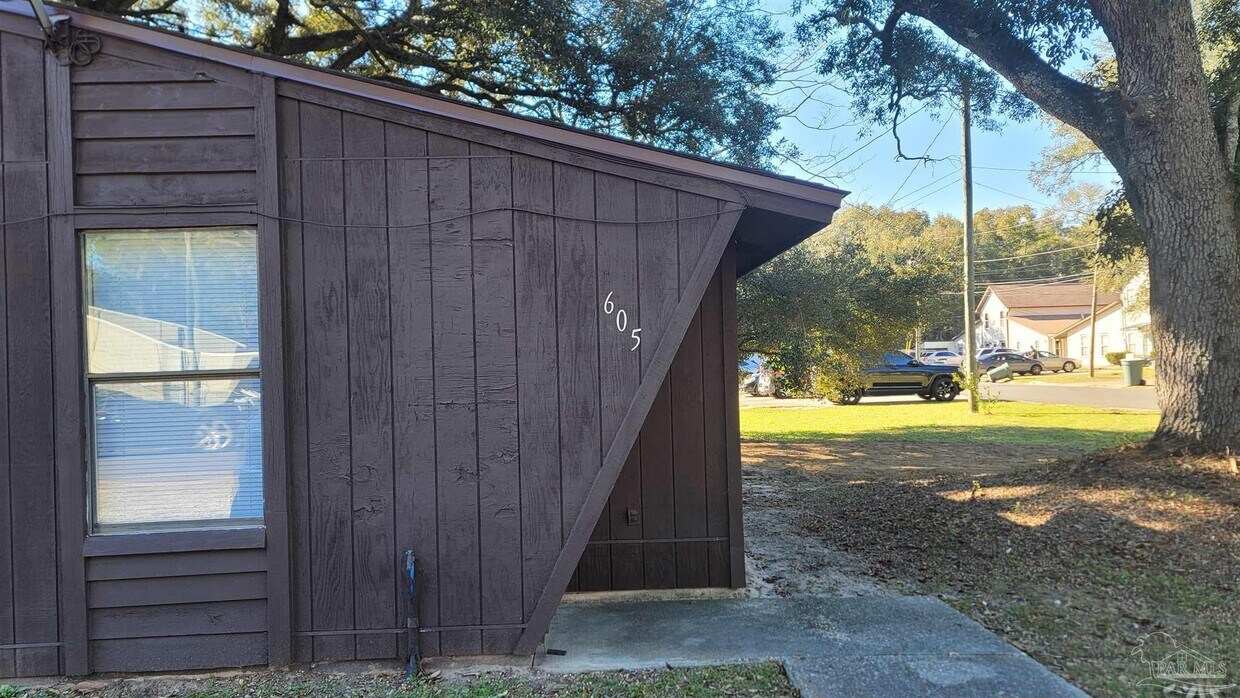 Foto principal - 605 Woodsman Dr