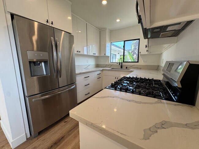 Foto del edificio - 1347 N Stanley Ave