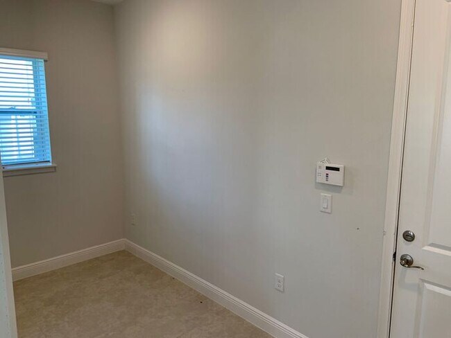 Foto del edificio - 13180 Stoddart Ave
