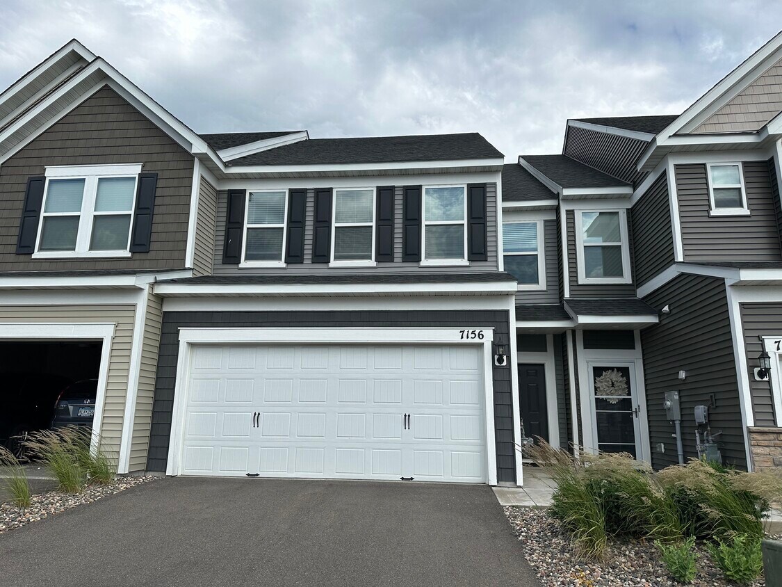 Foto principal - 7156 Walnut Grove Ln N