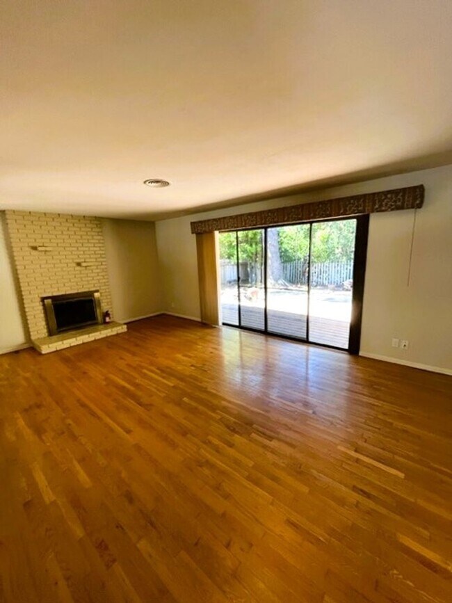 Foto del edificio - 634 Stanford Dr