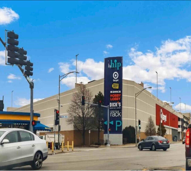 Building Photo - 2835 N Newcastle Ave