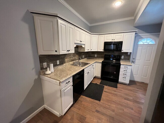 Building Photo - Beautiful 4-Bedroom Townhome in North Phil...