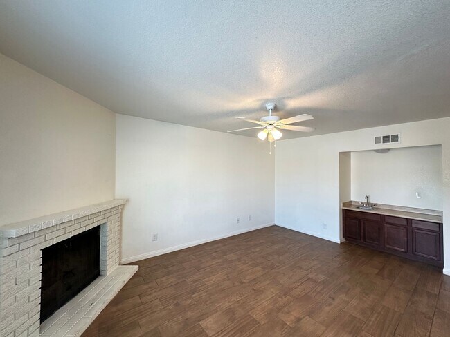 Building Photo - Sierra Oeste