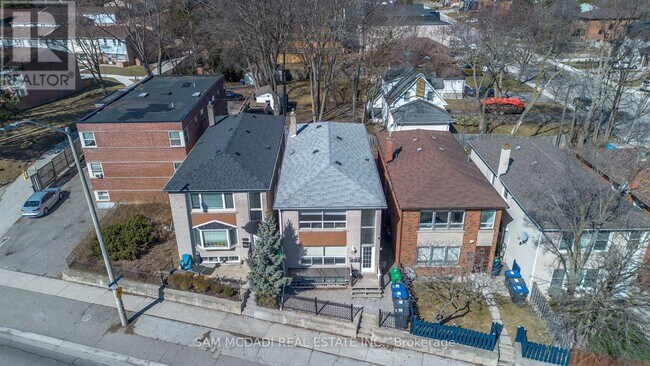 Photo du bâtiment - 376 Lakeshore Rd W