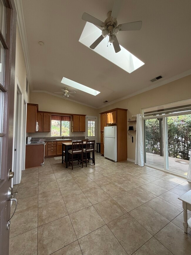 Foto del edificio - 12743 Larchmont St
