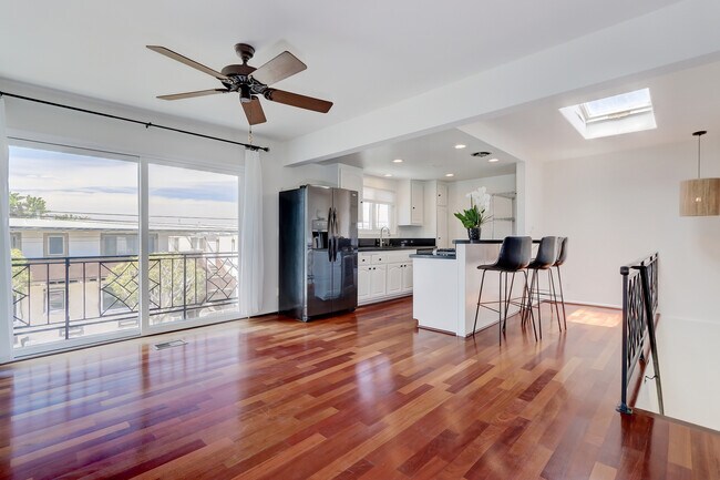 Amplia gran sala con cocina abierta y balcón. - 744 12th St