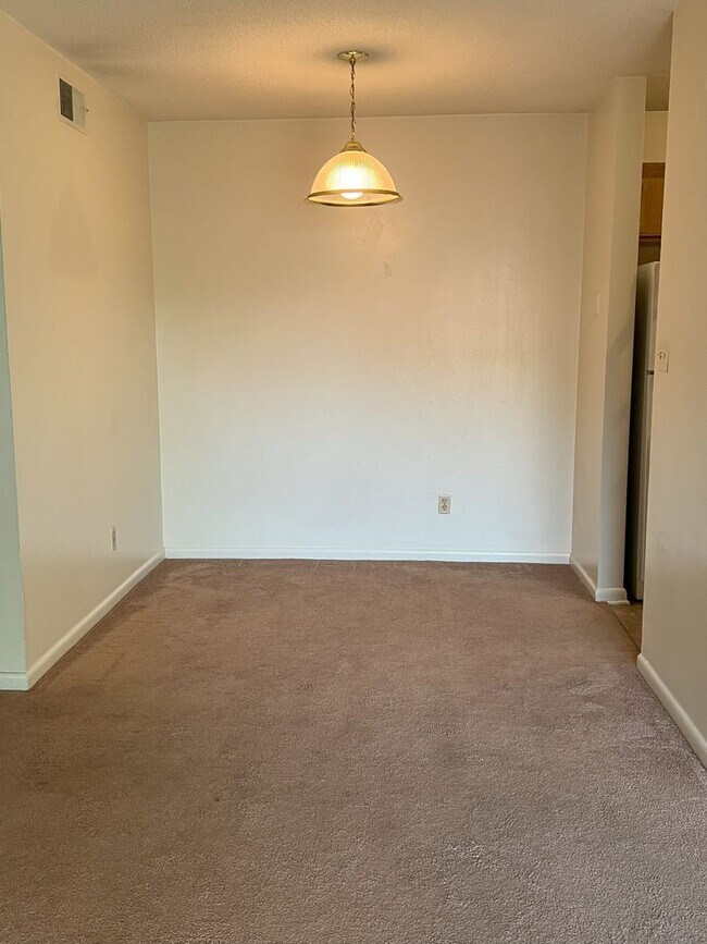 Foto del edificio - 1 Bedroom 1 Bath Balcony Apartment Available