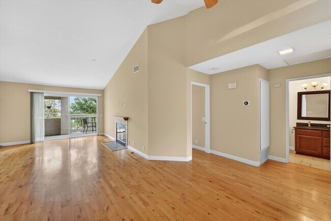 Foto del edificio - Gated Lake Forest Condo | Pool, Spa, Washer/Dryer & 3 Parking Spaces