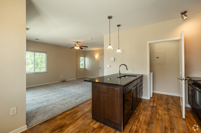 1BR, 1BA - 751SF - Kitchen - SunSTONE at MarketPlace Apartments