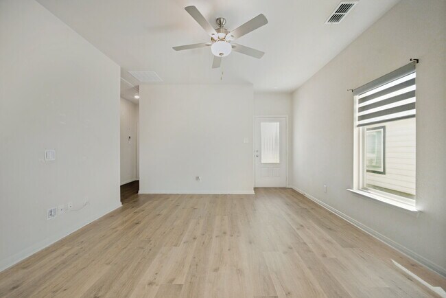 Foto del edificio - Modern 3BR Home with Open Floor Plan in Ponder, TX