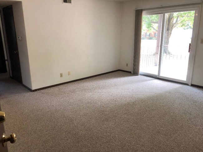 Building Photo - 1931 Canterbury Dr