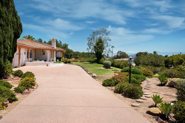 Building Photo - Spacious Single-level Spanish Ranch Home i...