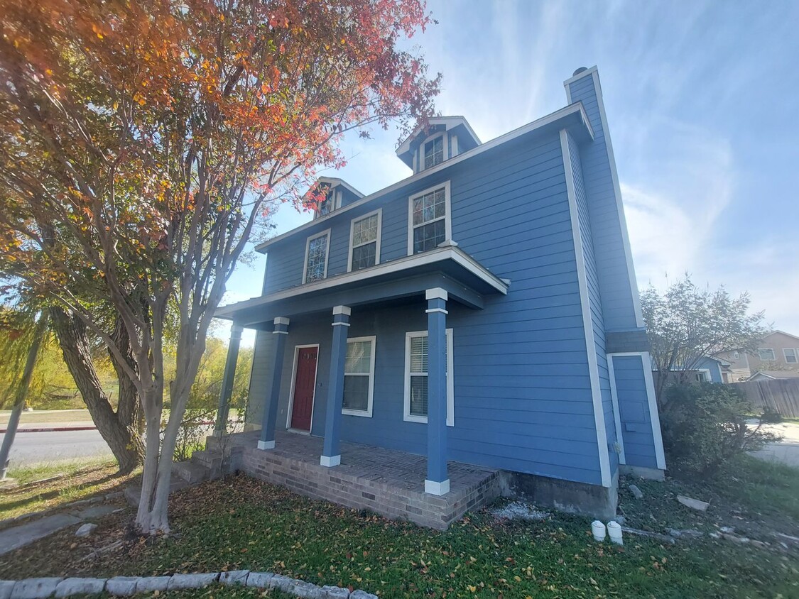 Primary Photo - Rare 5 bedroom near lake in gated communit...