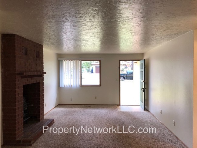 Building Photo - Great 2 Bedroom Duplex in Sandy