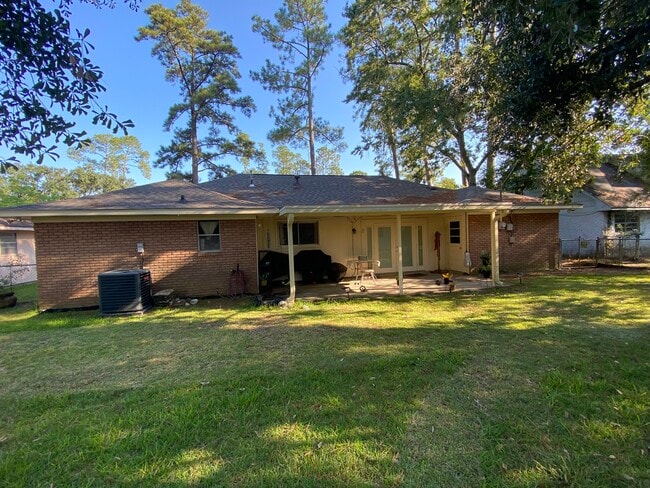 Building Photo - 1514 Lakewood Dr
