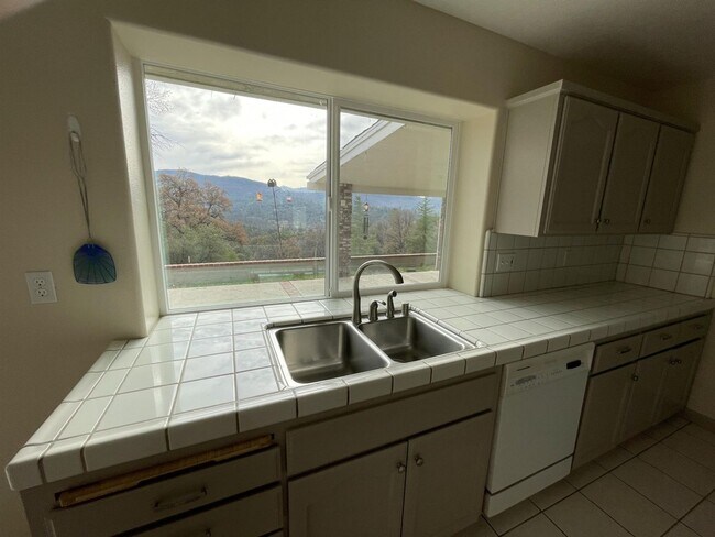 Foto del edificio - Large, well cared for, single family,  3/2 with Garage