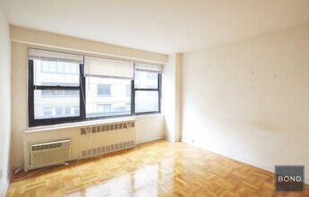 Building Photo - 340 E 74th St