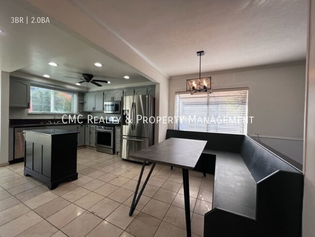 Building Photo - 3 bedrooms, 2 baths plus a bonus room with...
