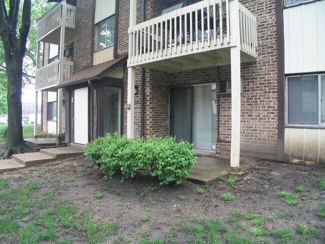 Building Photo - 2272 W Nichols Rd
