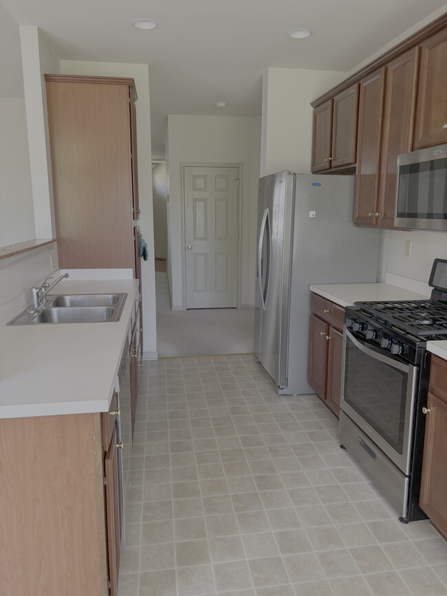 Building Photo - 3047 Village Dr
