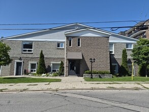 Building Photo - 26 Spencer St E