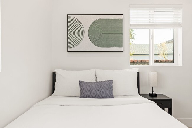 Foto del edificio - A 3 Bedroom apartment with ensuite bathrooms, common areas and a fully functional kitchen at 1736...