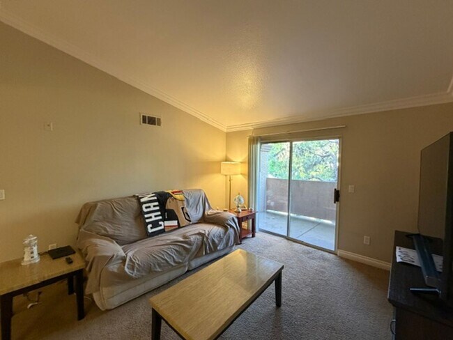 Foto del edificio - A Fantastic and Super Clean 1 Bedroom, 1 Bathroom upstairs unit.