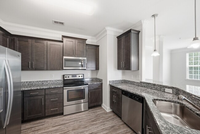 Cocinas diseñadas para combinar funcionalidad y estilo. - Villages at McCullers Walk