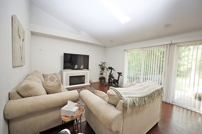 Foto del edificio - 2 Wildwood Rd