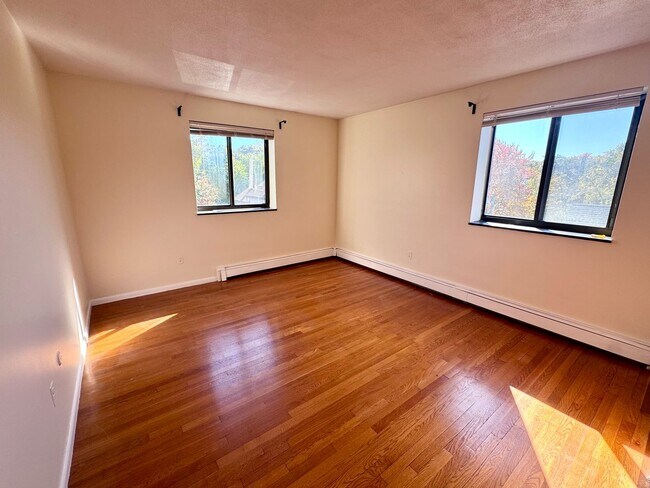 Foto del edificio - 2 BED WITH 1 PARKING SPOT, HEAT & HOT WATER INCLUDED - NO BROKER FEE!