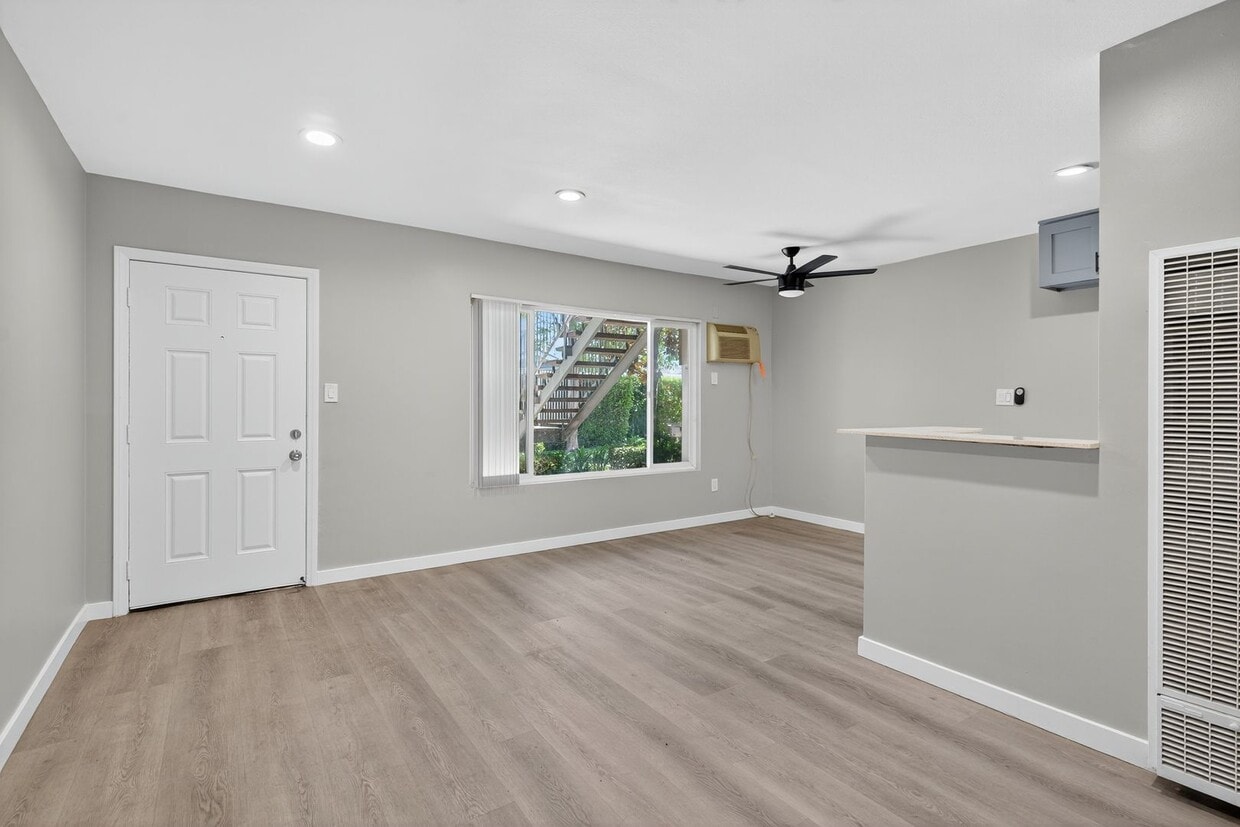 Foto principal - 2300 E Commonwealth Ave