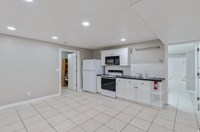 Building Photo - 1262 N Cir Cv