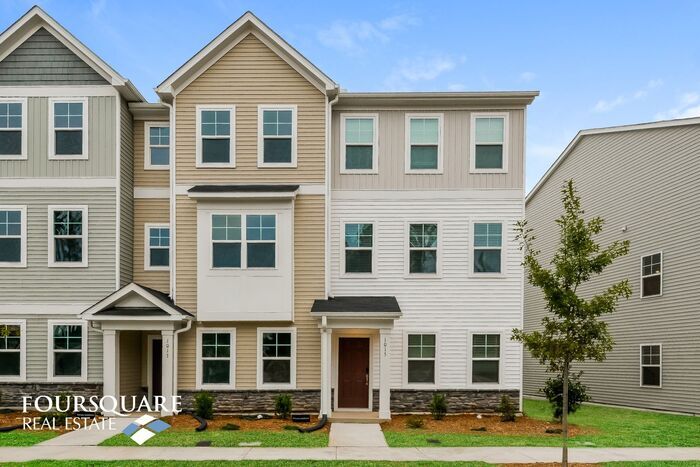 Foto principal - Modern 3-Story Townhome with First-Level Bedroom, Open Floor Plan & Community Pool – Prime RTP Lo...