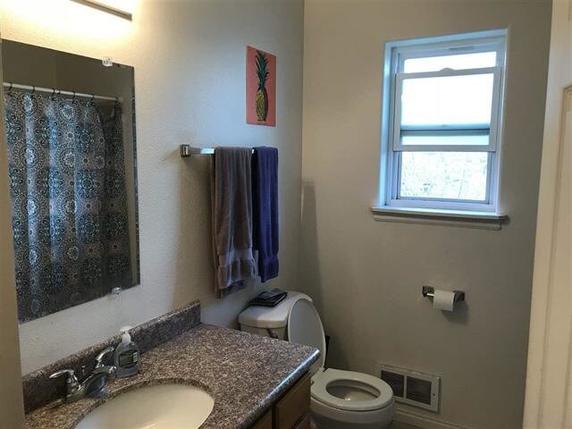 Interior Photo - 1037 Dolbeer St