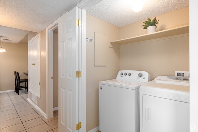 3 habitaciones, 2 baños - 1083 pies cuadrados - Lavandería - Patriot Palms