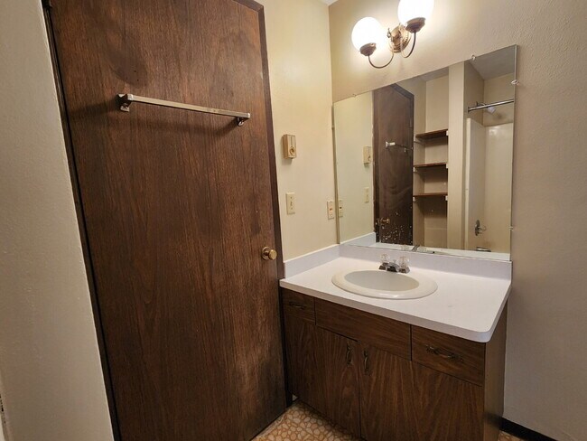 Foto del edificio - UPPER: 1 Bedroom Apartment in a quiet building.