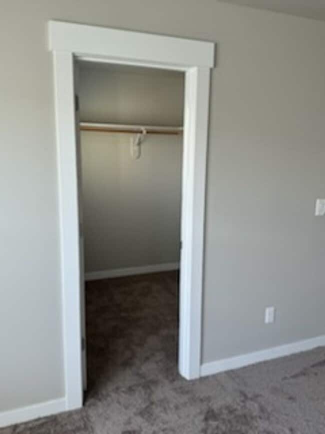 Building Photo - Whether you just want the extra room or need it for your family, our townhomes are calling!!