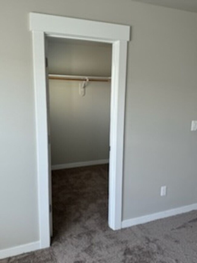 Foto del edificio - Whether you just want the extra room or need it for your family, our townhomes are calling!!