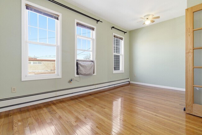 Foto del edificio - 470 MALLORY Ave