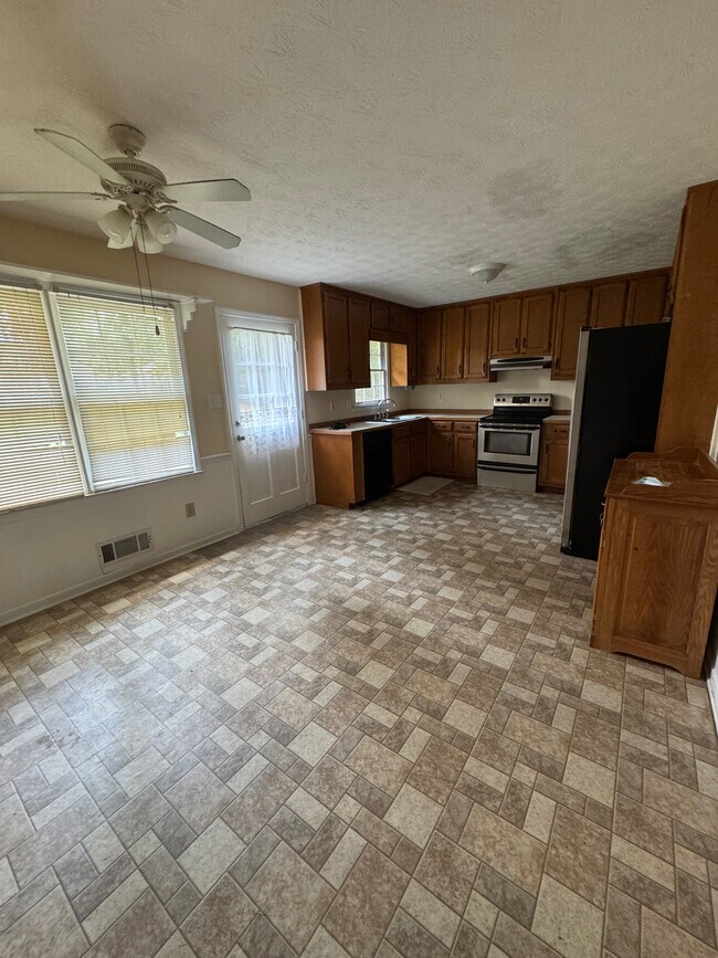 Building Photo - 3186 Bruckner Blvd