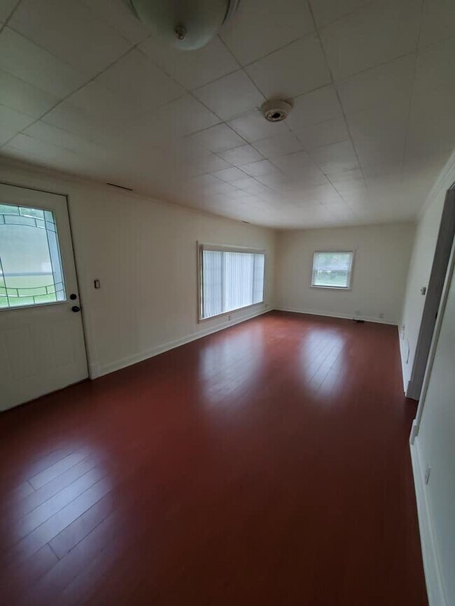 Building Photo - 301 Cherry Ln