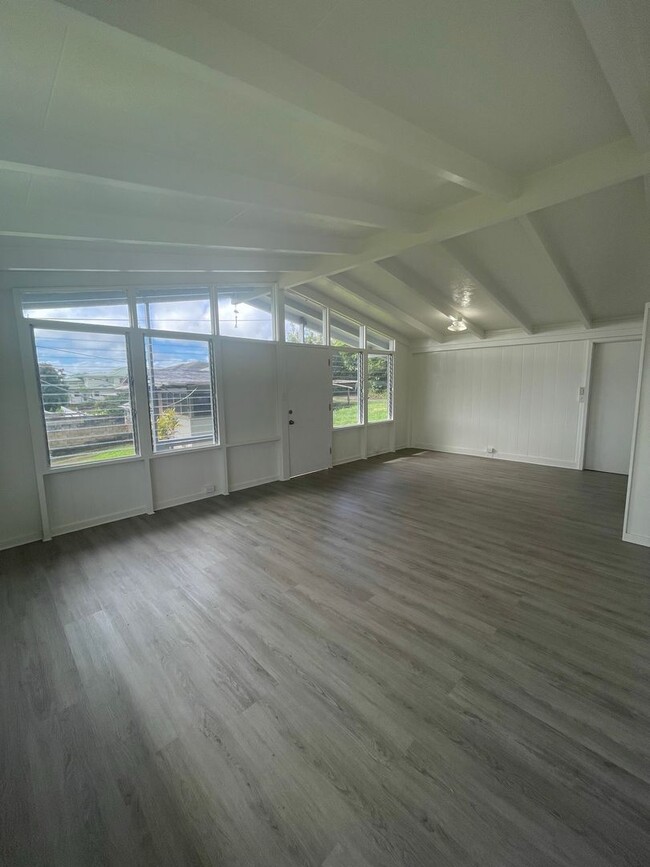 Building Photo - Renovated 3 Bed, 1 Bath, 2 Parking Single ...