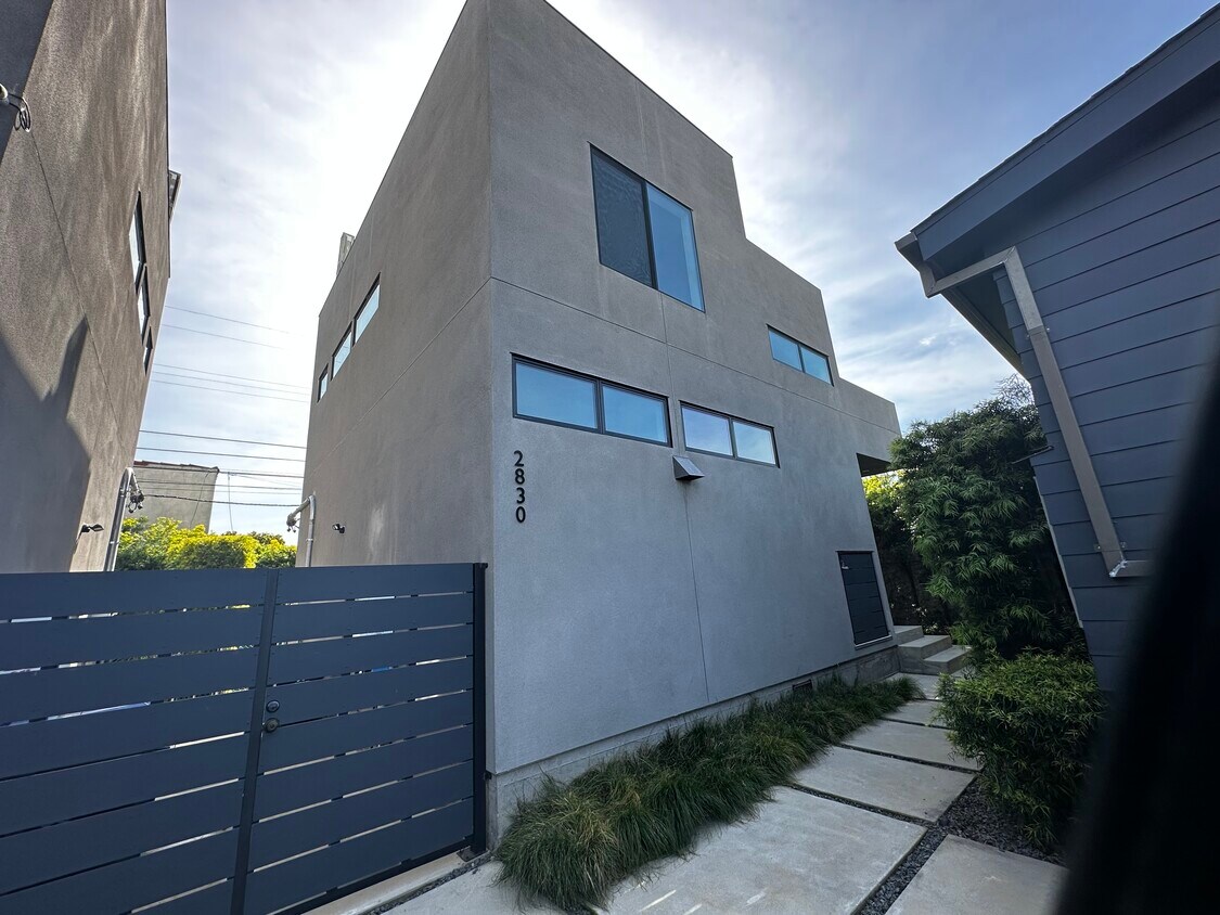 Primary Photo - 2830 S Cloverdale Ave
