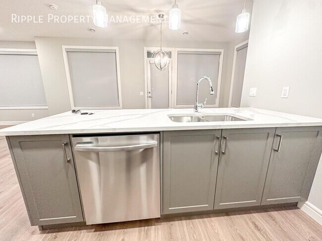 Photo du bâtiment - AMAZING 3 BEDS/ 2.5 BATHS TOWNHOUSE | WALKOUT BASEMENT